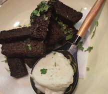 Гренки чесночные с соусом Айоли