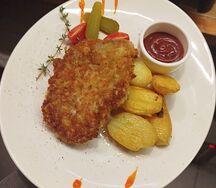 Шницель с отварным картофелем