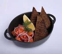 Форель малосоленая с чесночными гренками