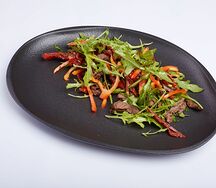 Салат с говяжьей вырезкой и руколой
