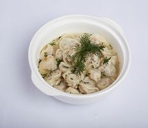 Пельмени домашние с бульоном и зеленью