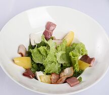 Теплый салат с гребешком и беконом
