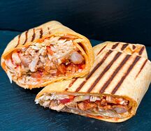 Шаурма в сырной тортилье с курицей