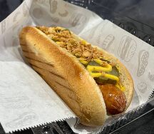 Хот-дог с маринованными огурчиками и жареным луком