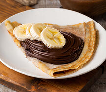 Блин с шоколадной пастой Nutella и бананом