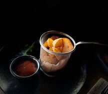 Картофельные дольки с кетчупом