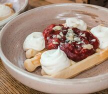Вафля с клубничным конфитюром