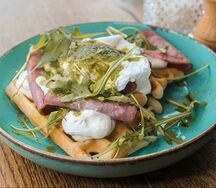 Вафли с ветчиной, яйцом пашот и соусом песто