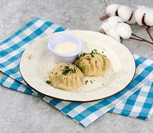 Манты с бараниной и соусом мацони
