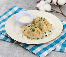 Манты с говядиной и соусом мацони