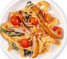 Паста с копчёной курицей в соусе чили