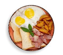 Глазунья с беконом и картофельными дольками