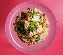 Сливочный рамен с лососем и креветкой