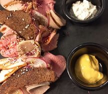 Тарелка мясных деликатесов