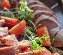 Подкопченное утиное филе с пьяной грушей