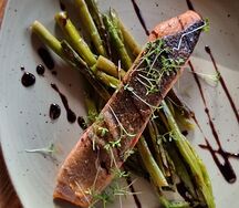 Жареная форель со спаржей и бальзамическим кремом