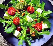 Салат с томатами и страчателлой