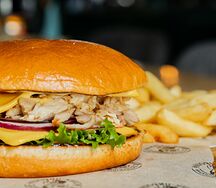 Бургер с рваным цыпленком