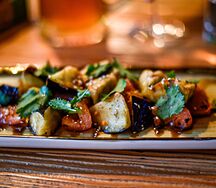 Салат с хрустящим баклажаном и томатами