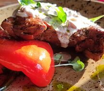 Антрекот на кости с соусом жюльен