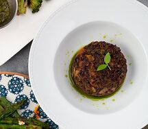 Черный рис с томататами и шпинатом