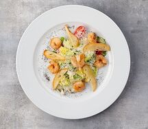 Салат с тигровой креветкой и листьями романо