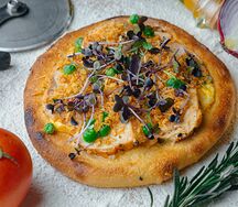 Мини-пицца с курицей, бобами и сыром чеддер