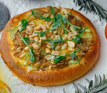 Мини-пицца с грибами, цукини и пажитником