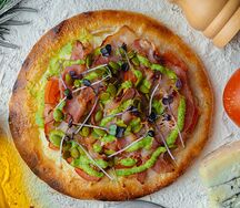 Мини-пицца с песто, беконом и томатами