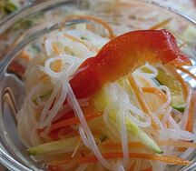 Салат с фунчозой и перцем