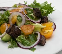 Салат с говядиной, ананасами гриль и овощами