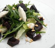 Салат из печеной свеклы со сливочным сыром