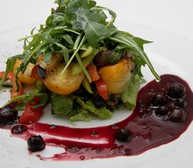 Теплый салат с ростбифом