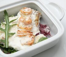 Палтус с королевскими креветками запеченный под соусом