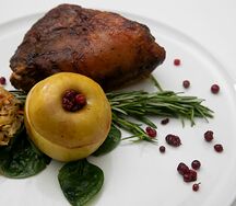 Рулька свиная запеченная с квашеной капустой и печеным яблоком