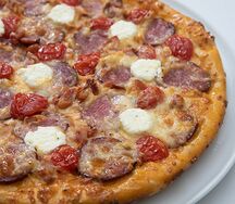 Пицца с беконом и пивными колбасками