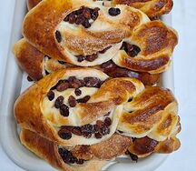 Булочка с изюмом