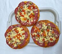 Пицца с колбасой