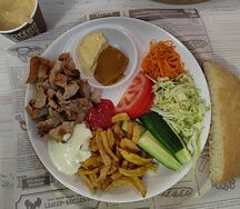 Шаурма в тарелке со свининой