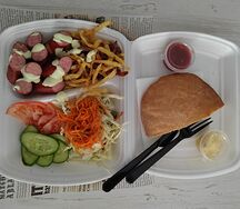 Колбаски в тарелке