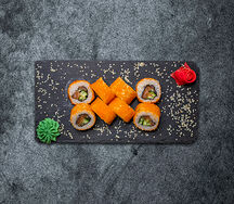 Ролл Калифорния масаго с лососем