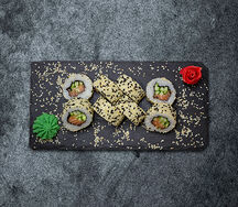 Ролл Калифорния кунжут с лососем