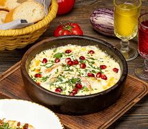 Запеченный сыр сулугуни с овощами