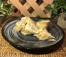 Блин с семгой, овощами и сырным соусом