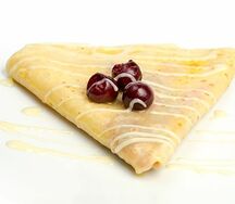 Блин с вишней и сгущенным молоком