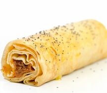 Блин с вареной сгущенкой и маком