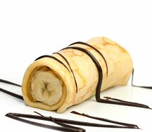 Блин с бананом, корицей и шоколадным топингом