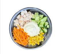 Салат с копченой куриной грудкой, морковкой по-корейски и кукурузой