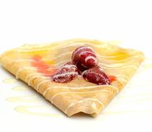 Блин с клубникой и сгущенным молоком