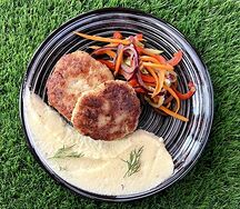 Фирменная куриная котлета с пюре и овощами